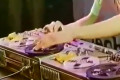 Video: Vai atceries? Latviešu dīdžejs uz lenšu magnetafoniem šokē mūzikas pasauli...