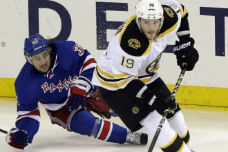 "Bruins" zaudē pagarinājumā, "Blackhawks" soli no izkrišanas "Bruins" zaudē pagarinājumā, "Blackhawks" soli no izkrišanas
