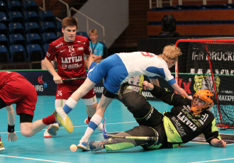 Foto: Juniori zaudē spēli, bet saglabā vietu labāko sešiniekā