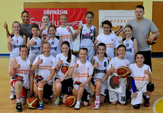 Foto: WNBA spēlētāja Elisone Fistere tiekas ar Latvijas jaunajām basketbolistēm Foto: WNBA spēlētāja Elisone Fistere tiekas ar Latvijas jaunajām basketbolistēm