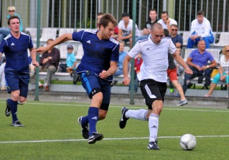 Foto: Draugi piemin Kārli Skrastiņu futbola spēlē