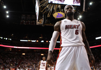 Video: Džeimsa iespaidīgs bloks otrajā NBA finālspēlē