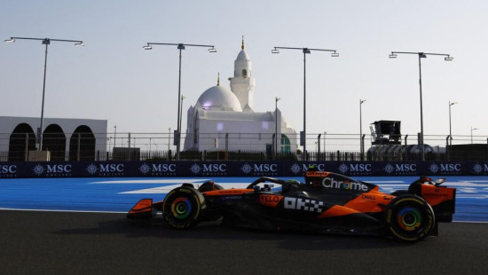 "McLaren" piloti ar lielu pārsvaru ātrākie trešajā F1 treniņā