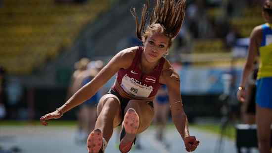 Apsītei pāris centimetri līdz medaļai jaunatnes olimpiskajā festivālā tāllēkšanā