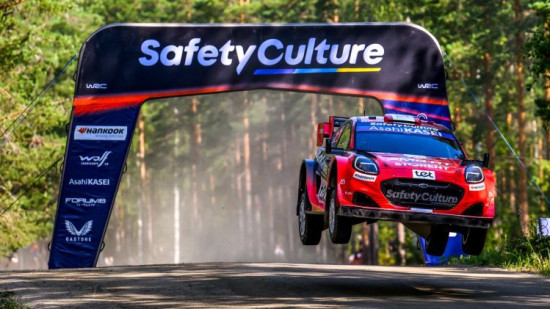 Somijas rallijā Sesks un Francis ielaužas labāko desmitniekā