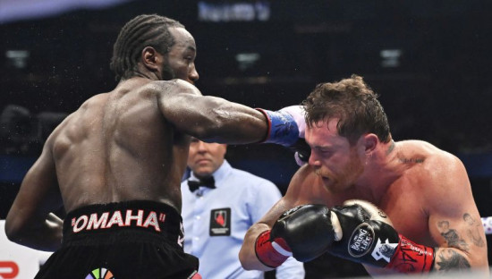 Krofords pārspēj Kanelo un kļūst par trīskārtēju neapstrīdēto čempionu