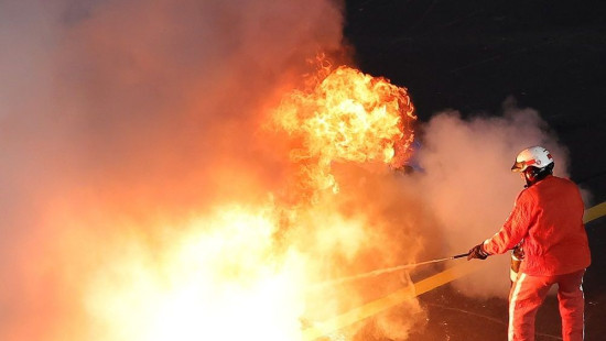 Video: NASCAR sacensībās pilnībā nodeg sacīkšu auto