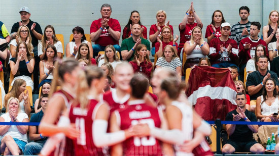 Latvijas U18 volejbolistes EČ finālturnīra ievadā polietēm atņem setu