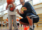 Foto: Jānis Timma māca spēlēt basketbolu Krāslavā