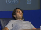Video: Nadalam preses konferencē piemetas krampji