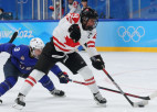 Sieviešu hokeja grandu duelī kanādietes iztur 53 metienu krusu