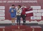 Video: Svarcēlāja Ivanova saņem junioru pasaules čempionāta sudrabu