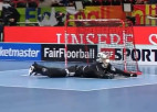 Video: Florbola PČ fināla dienas moments: Vācijas izlases vārtsargs "dzēš ugunsgrēku"