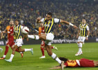 "Fenerbahçe" un "Galatasaray" derbijā viens sitiens vārtu rāmī un zila acs Ikardi