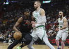 Porziņģis <i>pagriež</i> potīti un nospēlē tikai 20 minūtes, "Celtics" sagrauj "Heat"