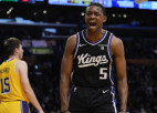 Foksam 44 punkti, Sabonim "triple-double", "Kings" apspēlē "Lakers"