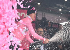 Pogačars uzvar haotiskā "Giro d'Italia" posmā un straujiem soļiem tuvojas titulam
