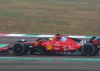 Hamiltons pirmoreiz trasē devies "Ferrari" formulā