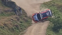 Bijušajam WRC pilotam Mīkem iespaidīga avārija
