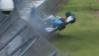"Indy 500" uzvarētājs piedzīvo avāriju