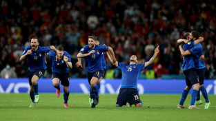Itālija <i>pendelēs</i> pieveic Spāniju un atgriežas Eiropas čempionāta finālā