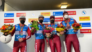 Latvijas stafetes komanda Pasaules kausā sakrāj pilnu medaļu komplektu