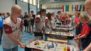 Latvijas galda hokejistiem vairākas medaļas dažādās vecuma grupās pasaules čempionātā