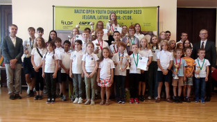 Baltijas atklātajā jauniešu čempionātā 100 lauciņu dambretē uzvar Latvijas dambretisti