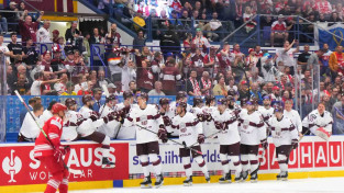 PČ ievadā Latvijas hokejisti trīsreiz atspēlējas un uzvar papildlaikā