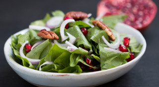 Spinātu un granātābolu salāti