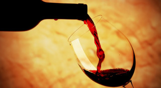Kā pareizi atvērt vīna pudeli, kā vīnu ieliet glāzē un baudīt