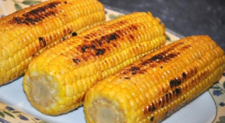 Grilēta kukurūza piknikam