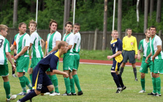 Foto: "Valmieras FK" piekāpjas "SFK Varavīksne"