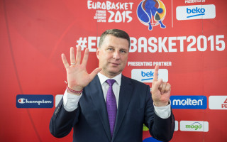 Foto: Valsts prezidents dāvā karogu basketbola valstsvienībai