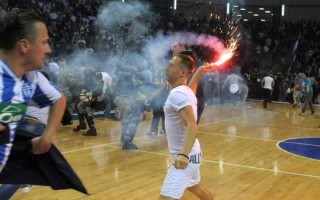 Foto: Pirms Bertāna spēles izceļas masu nekārtības