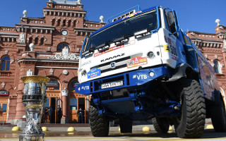 Foto: Gagarina kausu uz arēnu nogādā ar ''Kamaz'' automašīnu