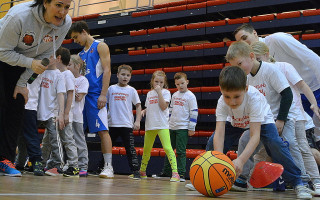 Foto: Mazie cēsinieki piedalās "Basketbols aicina" nodarbībās