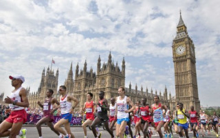 Puika Londonas maratonā izjoko skrējējus