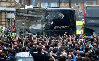 Video: "West Ham" fani nomētā ar pudelēm "Manchester United" autobusu un izdemolē stadionu