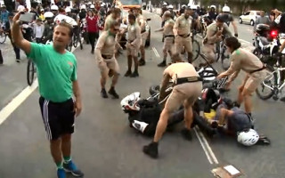 Video: Rio lāpas stafeti aizšķērso policistu sadursme