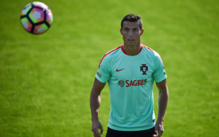 Portugāļi ar Ronaldu priekšgalā iesaistās pasaules trakumā - tēlo manekenus