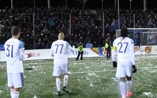 Video: Pēc sezonas pēdējās spēles futbolisti pikojās ar faniem