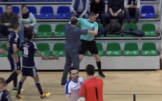 Video: Gandrīz kā Grieķijā - telpu futbola pusfinālā "Rabas" prezidents grūsta tiesnesi