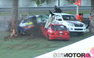 Video: Ieskrienot kokā, auto pārlūst uz pusēm