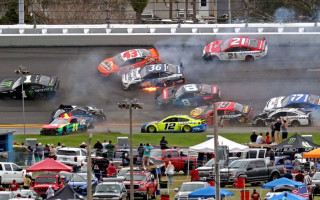 Video: Liela avārija NASCAR sacīkstēs Deitonā