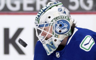 ''Canucks'' vārtsargs Demko pazaudē cimdu, bet turpina atvairīt metienus