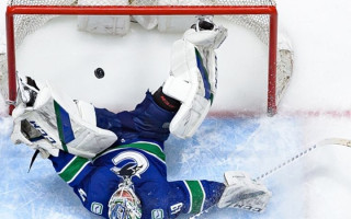 ''Canucks'' vārtsargs Holtbijs akrobātiski atvaira pretinieku metienu