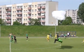 Video: Spēles laikā nolaižas izpletņlēcējs un izpelnās dzelteno kartīti