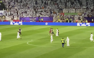 Video: Arābu tērpos plīvo pa futbola laukumu