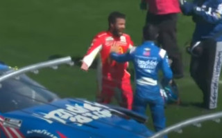 Video: Pēc sadursmes NASCAR sacīkstēs pilots iet izkauties ar konkurentu